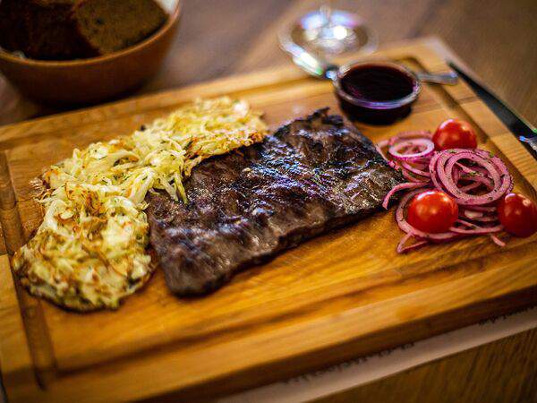 Гостевая изба - Отруб по-мясницки жаренный с квашенником и пряными травами