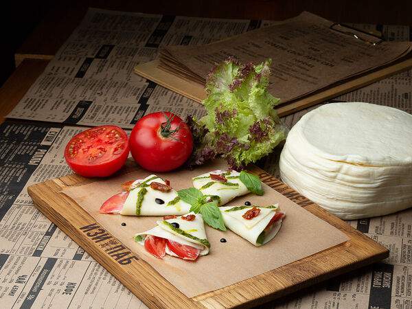 Изи Паб - Листовой сулугуни с томатами