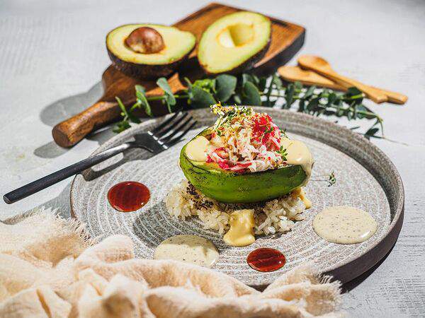 Поке от Not Only Poke by Bigvava - Золотой тартар из камчатского краба с авокадо хасс