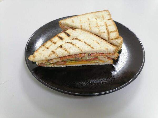 Roots - Большой сэндвич с пепперони и сыром чеддер