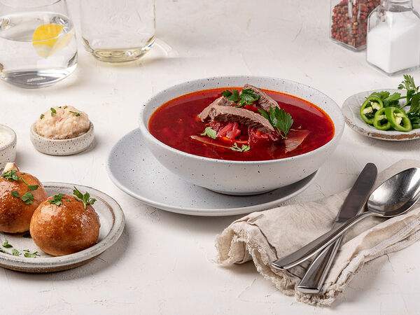 Солянка - Борщ со смальцем и пампушкой