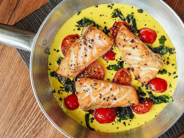 Сыроварня - Лосось в сырном соусе со шпинатом и томатами черри