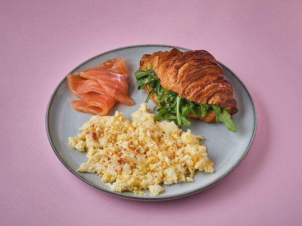 Manick Cakes - Круассан с слабосоленым лососем, скрэмблом и сливочным сыром