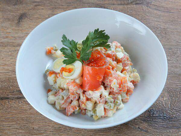 Дюжина - Салат от Люсьена Оливье с лососем