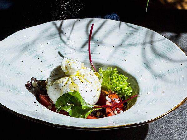 Loft Cafe - Буратта с томатами и соусом песто