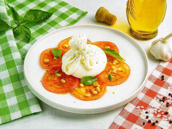 Burrata - Буррата с томатами и кедровым орехом