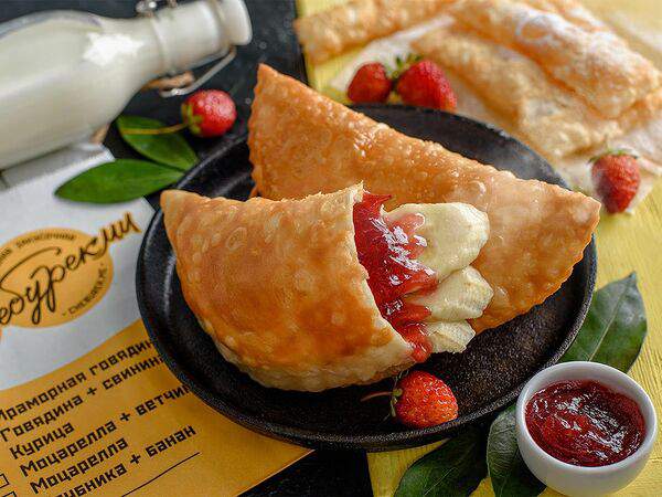 Чебурекми - Чебурек с клубникой и бананом