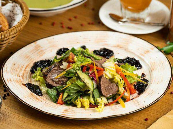 Theo - Салат Романеш-Торен с телячьей вырезкой и луковым чатни