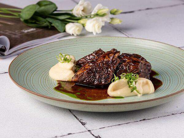 Mandarinka Restaurant & Bar - Говяжьи ребра Том ям с кремом из сельдерея