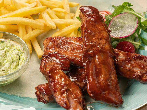 Пармезан - Ребра свиные барбекю с картофелем фри