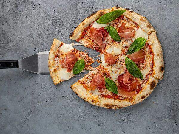 Forno rosso - Пицца с моцареллой, прошутто и базиликом