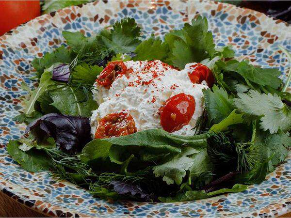 Дэда - Теплый салат с говяжьим языком и копченой сметаной