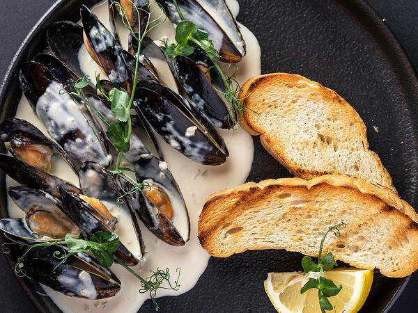 Первый - Мидии в сливочно-винном соусе