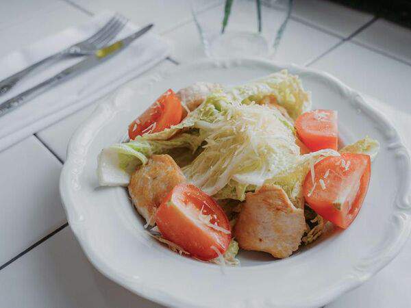 Баратынский - Куриная грудка с пекинской капустой и помидорами