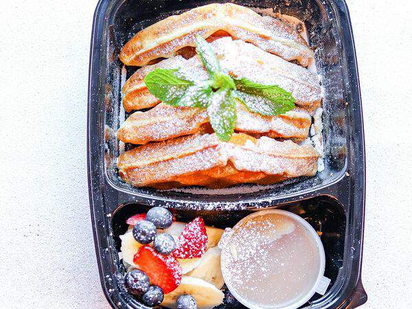 In Coffee We Trust - Вафли с карамелью и свежими ягодами