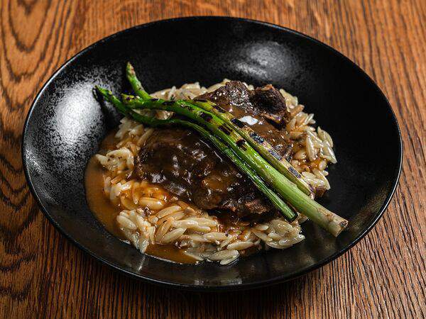 GARRY BAR - Телячьи щечки с пастой орзо и белыми грибами