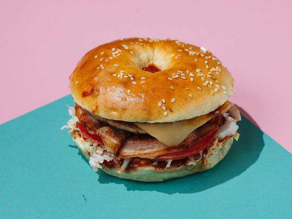 Корица - Бейгл с куриной котлетой