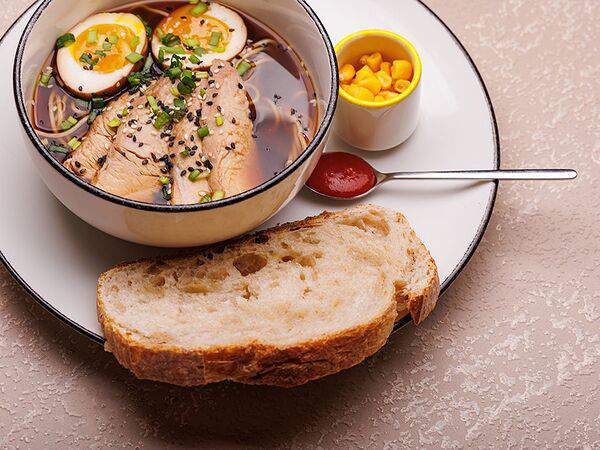 Завтрак - Куриный бульон с индейкой и маринованным яйцом