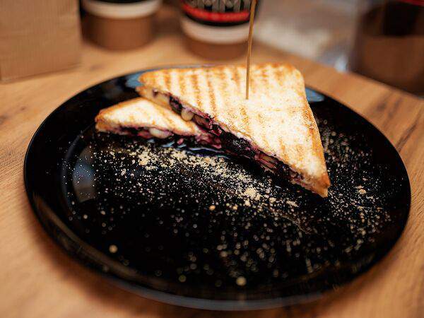 Yummy coffee shop - Черничный тост с камамбером