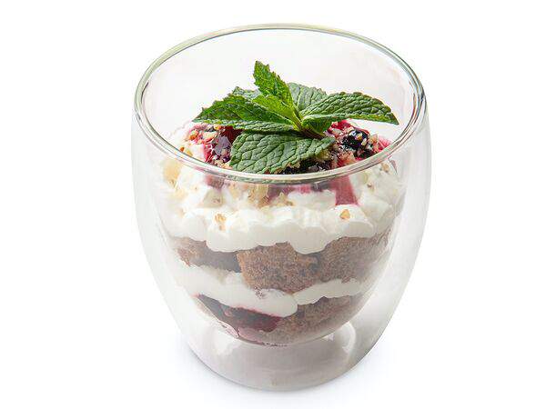 BAO Noodles & Sushi Bar - Трайфл с ягодами и сливочным кремом