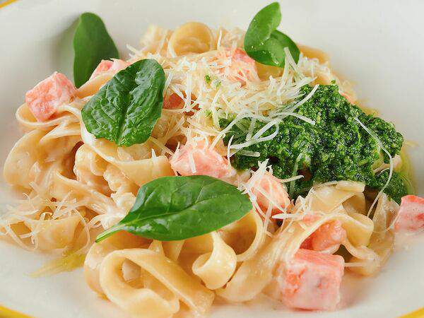 Union Coffee Pizza - Паста с лососем и шпинатом в сливочном соусе и песто