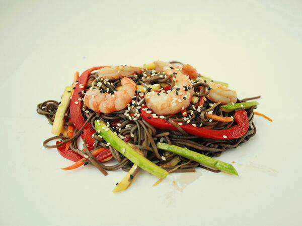 Шеф на районе - Креветки по-азиатски с гречневой лапшой и овощами