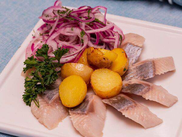 Акварель - Атлантическая сельдь с молодым картофелем и маринованным луком