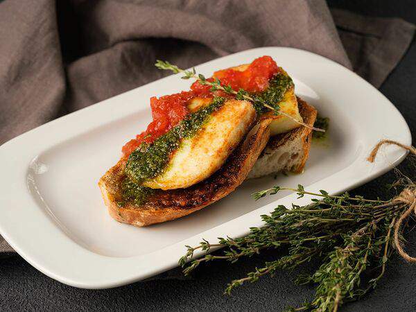 Stars - Жареный сыр с томатами на опалённом хлебе