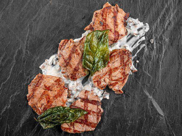 Крафт-кафе Вжарим - Нежная свиная вырезка со сливочно-грибным соусом