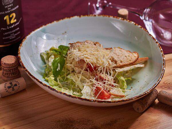 Винный бар Виновен! - Салат Цезарь с куриным филе