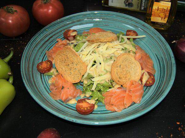 О2 кафе - Салат Цезарь с семгой