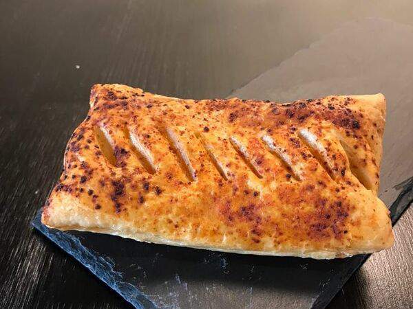 Пекарня Буханка - Слойка с сыром и томатами