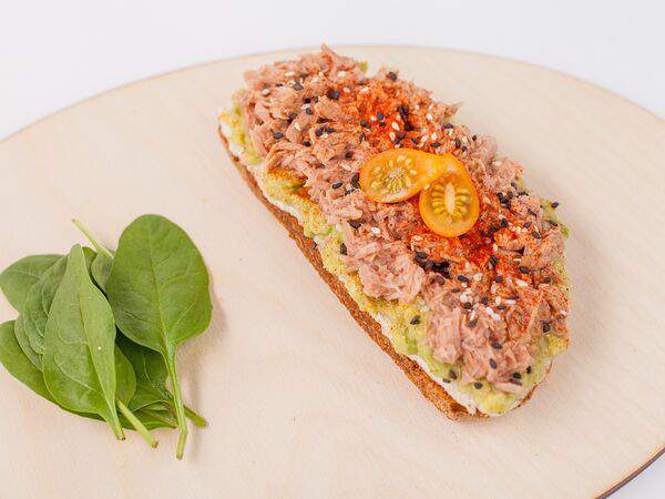 Natura Матча-бар - Авокадо-тост с тунцом