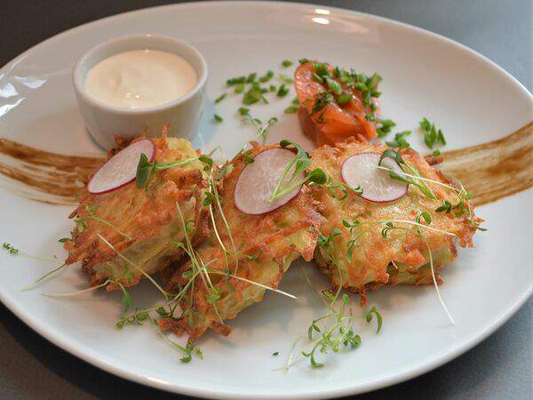 Вок кафе - Картофельные драники со слабосоленым лососем