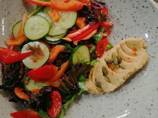 Coffee Cake - Салат с хумусом, свежими овощами и трюфельным маслом