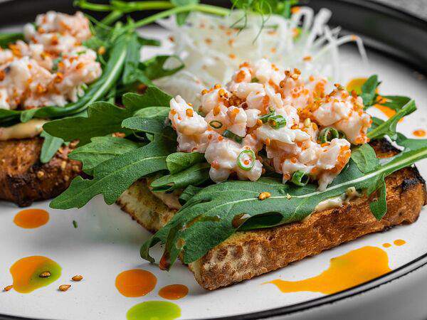 Umi asian kitchen & bar - Тигровая креветка, руккола, тобика, соус ями