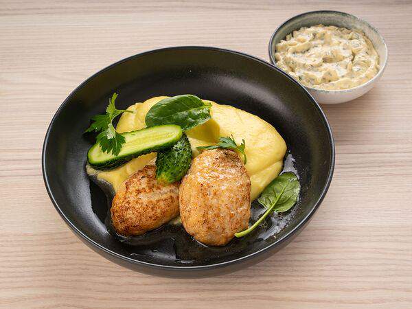 Кафе Полезные Продукты Лавка Здоровой Еды - Котлеты из лосося с картофельным пюре и соусом тартар