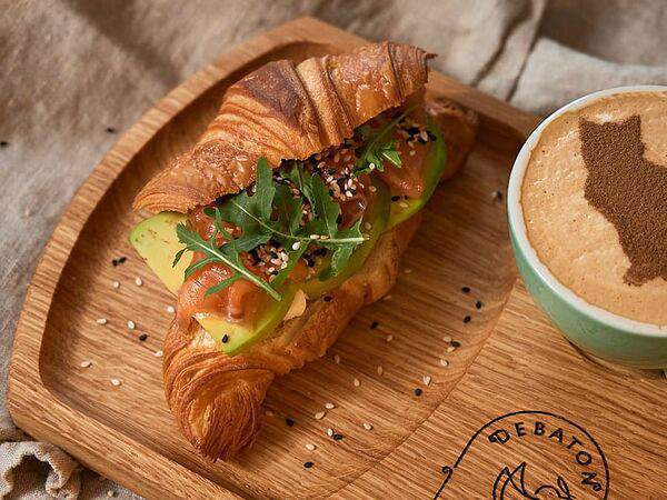 Debaton - Круассан с лососем, творожным сыром и авокадо