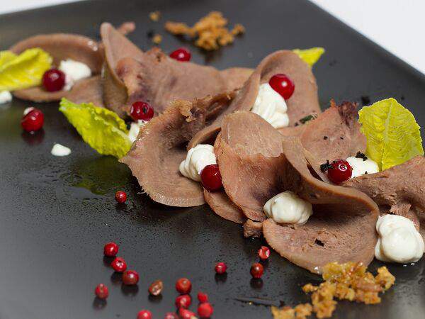 Гриль-бар Кооператив - Язык говяжий отварной со сливочным хреном