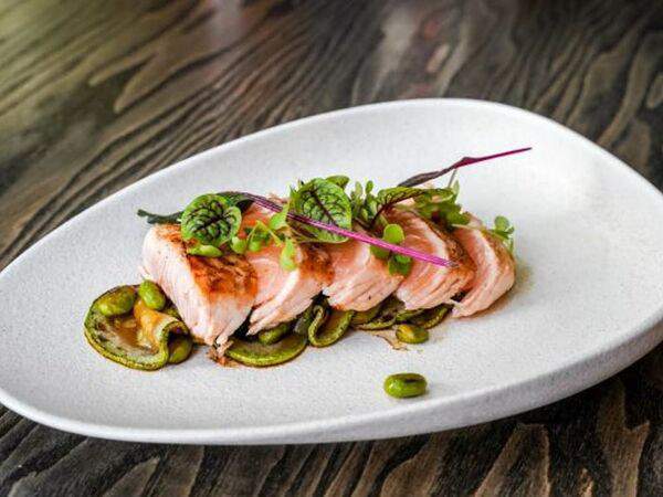 Сhiu-chiu - Лосось татаки с цукини и эдамаме