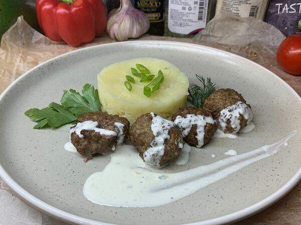 Mix Кухня - Meatballs (говядина, лук, сливки) с картофельным пюре под соусом блю чиз