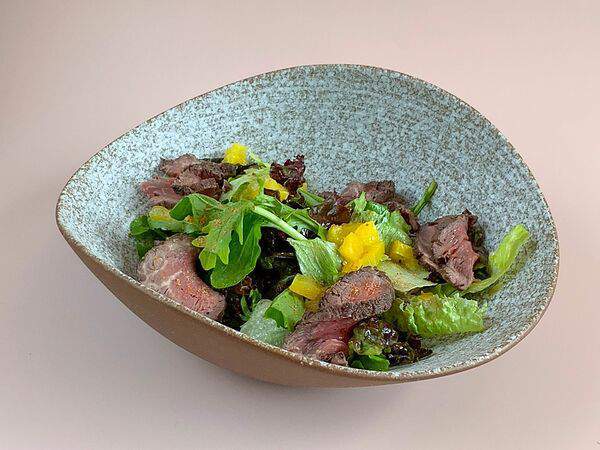 Food-n-Wood - Салат с ростбифом, печеным перцем и пудрой из косточки авокадо