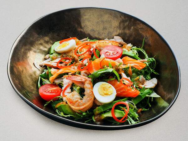 Mojo - Салат с креветками, курицей и лососем