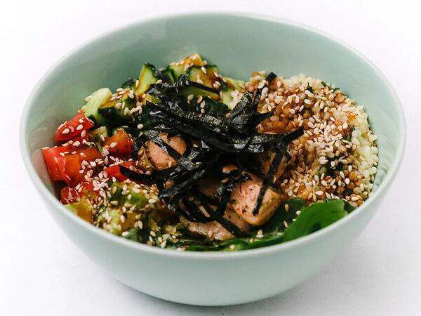 Brioche - Боул со слабосолёной сёмгой и Чукой