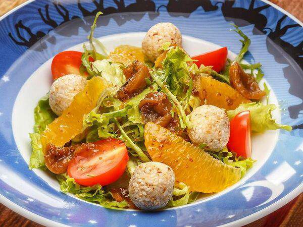 Султан базар - Салат с инжиром и творожными шариками