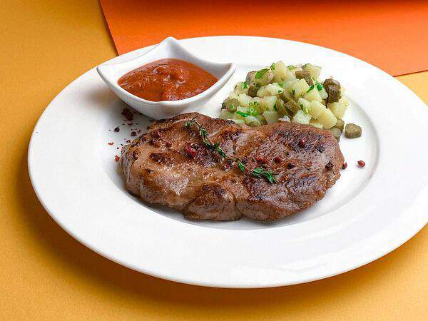 Ирис - Стейк из свинины с картофелем и соленым огурцом