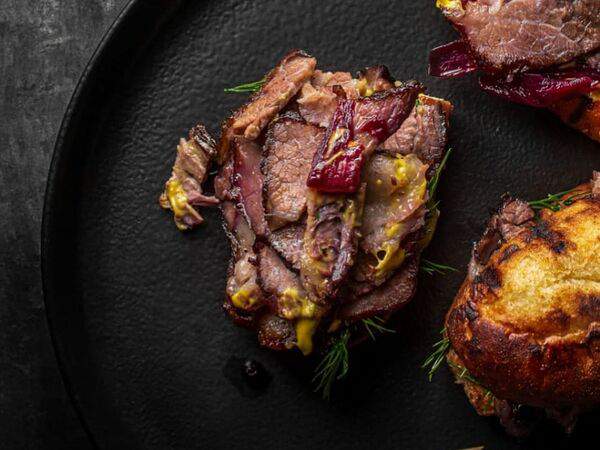 Blackberry - Сэндвич с пастрами в белой булочке