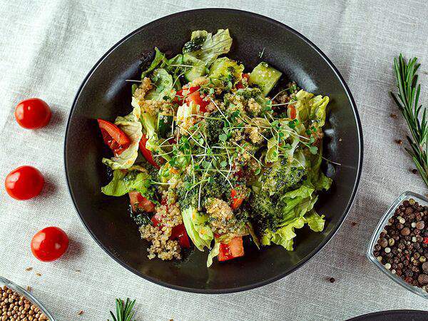 Семейный ресторан МишЛен - Салат овощной с киноа и соусом песто