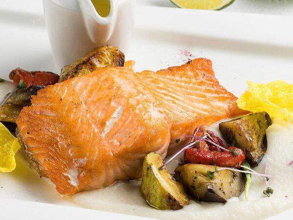 Leto-cafe - Лосось жареный с сырным соусом