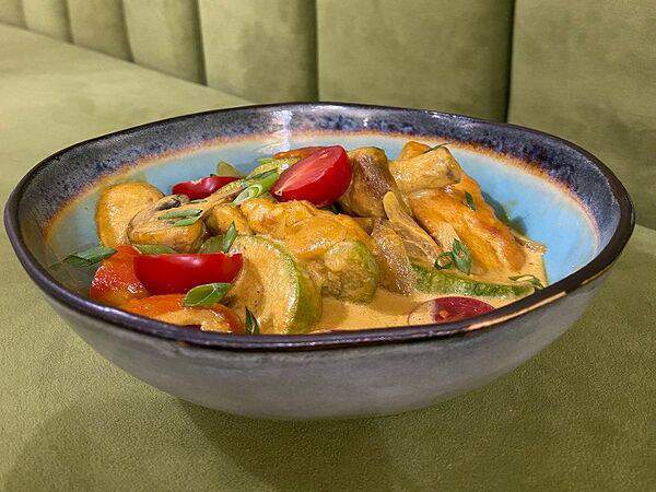 Roots - Куриная грудка жаренная с овощами и с соусом Карри